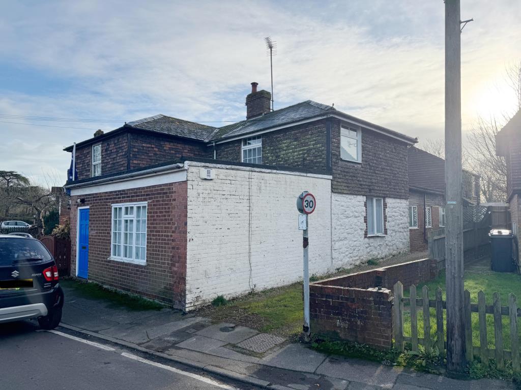 Lot: 43 - FREEHOLD OFFICES IN POPULAR VILLAGE WITH POTENTIAL - Outside side view